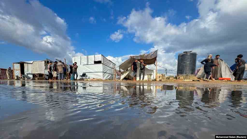 Di Bawah Guyuran Hujan Deras, Israel Terus Bombardir Gaza