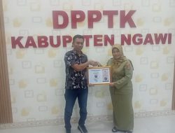 Perajin Kayu Jati Dewi Ngubalan Raih Penghargaan Terbaik Pertama Kriyanusa