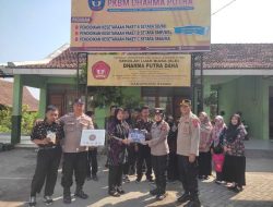 Polsek Gurah Polres Kediri memberikan Al Quran braille dan sarana salat di sekolahan keterbutuhan kusus di SLB Desa Turus, Kamis (12/9/2024)