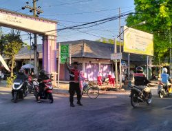 Anggota Polsek Sekaran  Melaksanakan Commander Wish Pagi di Simpang Tiga Pasar Miru Kecamatan Sekaran