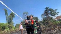 Sinergitas TNI dan Polri Bersama Warga Bantu Padamkan Kebakaran Lahan di Mojokerto