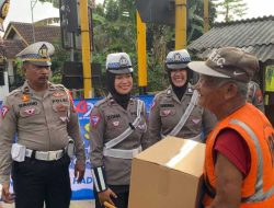 Peringati Hari Lalu Lintas Bhayangkara, Polres Kota Blitar Berbagi Bantuan Sosial