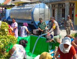 Polsek Kembangbahu Pastikan Bantuan Air Bersih Tersalurkan Tepat Sasaran di Dusun Mojorayung