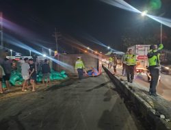 Respon Cepat Polsek Deket Amankan Laka Lantas di Jalan Poros Gresik-Lamongan