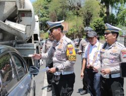 Polisi Bersama PT KAI Daop 9 Jember Gencar Sosialisasikan Keselamatan di Perlintasan Sebidang