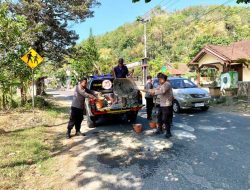 Peduli Keselamatan Masyarakat, Polisi Tambal Jalan Desa Berlubang di Trenggalek