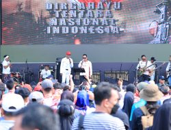 HUT ke-79 TNI, Panglima dan Kapolri Hibur Warga dengan Nyanyi Bareng