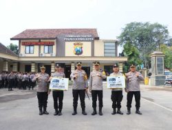 Berkinerja Baik dan Rajin Beribadah, Dua Personel Dapat _Reward_ Paket Umroh dari Kapolres Kediri Kota