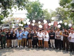 Polres Ponorogo Fasilitasi Paslon Gelar Deklarasi Damai Pilkada 2024 Nyayikan Lagu Kemesraan