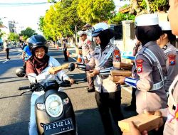 Jelang Harlah ke 69, Ratusan Nasi Kotak dibagikan Satlantas Polres Ngawi