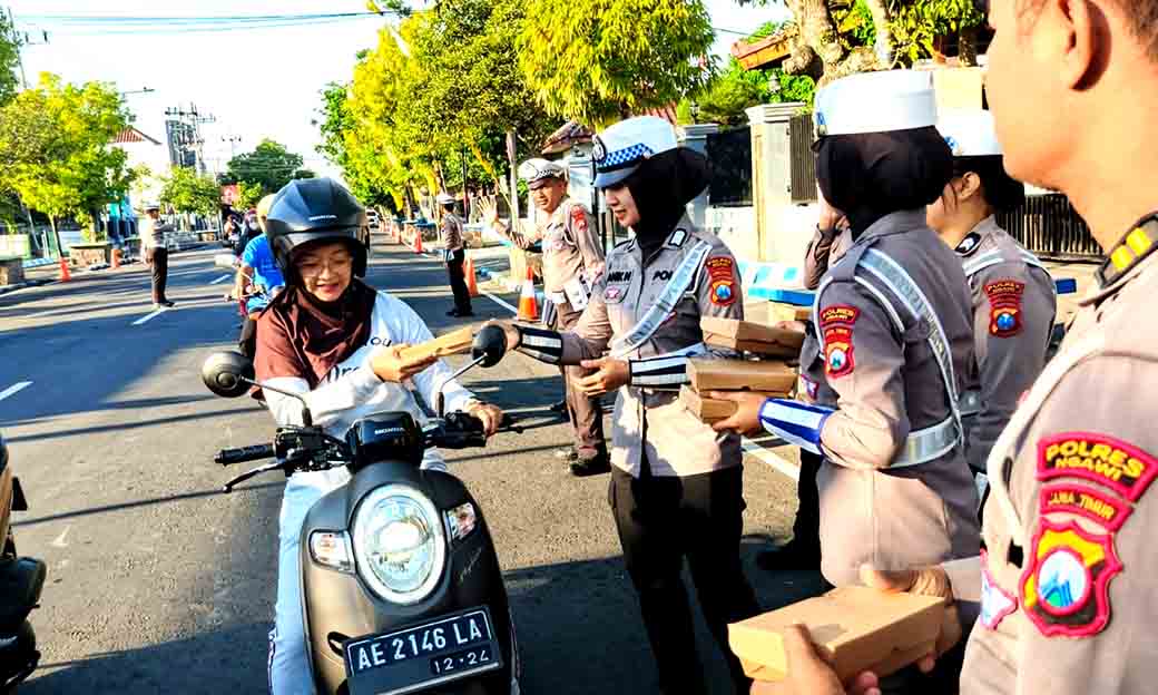 Jelang Harlah Ke 69, Ratusan Nasi Kotak Dibagikan Satlantas