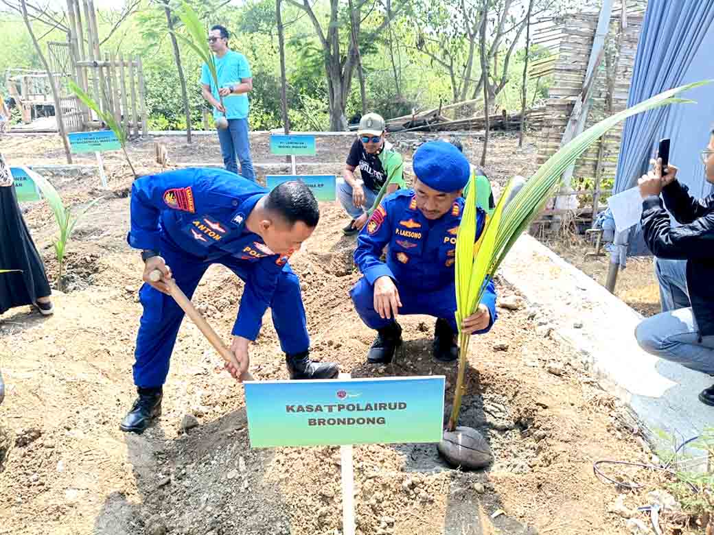 Kapolairud Polres Lamongan Hadiri Penanaman Pohon Kelapa Hibrida Dan Donor Darah