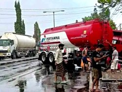 Kapolsek Babat Turun Ke TKP Guna Mengurai Kemacetan Akibat Laka Tunggal Mobil Tangki pengangkut Bahan Bakar Minyak (BBM)