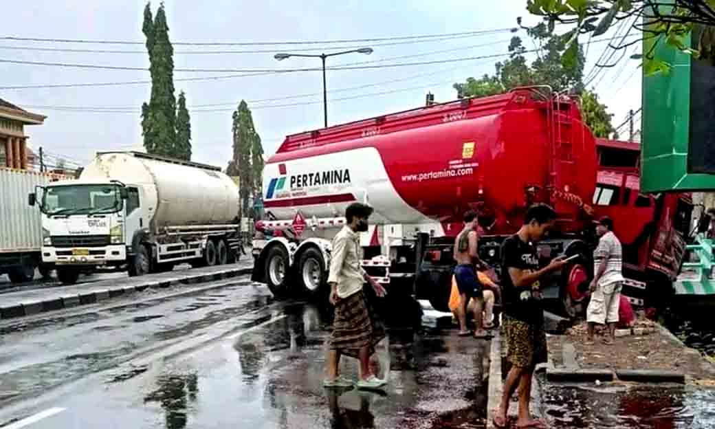 Kapolsek Babat Turun Ke Tkp Guna Mengurai Kemacetan Akibat Laka Tunggal Mobil Tangki Pengangkut Bahan Bakar Minyak