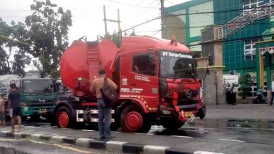 Kapolsek Babat Turun Ke Tkp Guna Mengurai Kemacetan Akibat Laka Tunggal Mobil Tangki Pengangkut Bahan Bakar Minyak 2