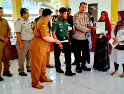 Forkopimcam dan Kapolsek Bersama Warga Desa Tamanprijek dalam Penyerahan Sertifikat PTSL 2024