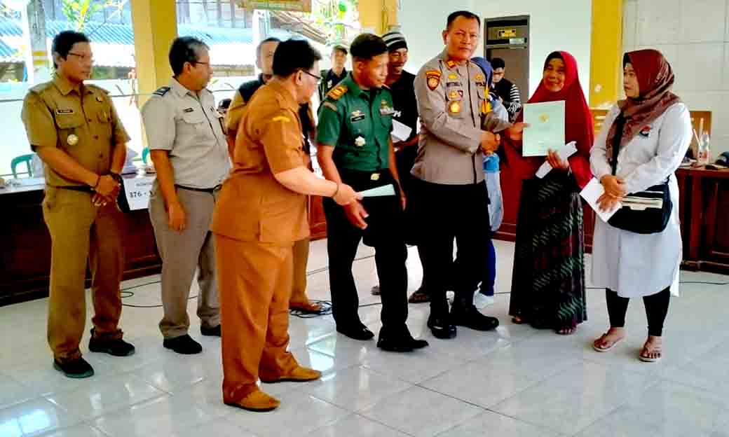 Kapolsek Bersama Forkopimcam Menghadiri Penyerahan Sertifikat Ptsl Tahun 2024 Di Desa Tamanprijek Kecamatan Laren