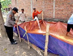 Kapolsek Kedungpring Monitoring Pendistribusian Bantuan Air Bersih di Dusun Kalangan