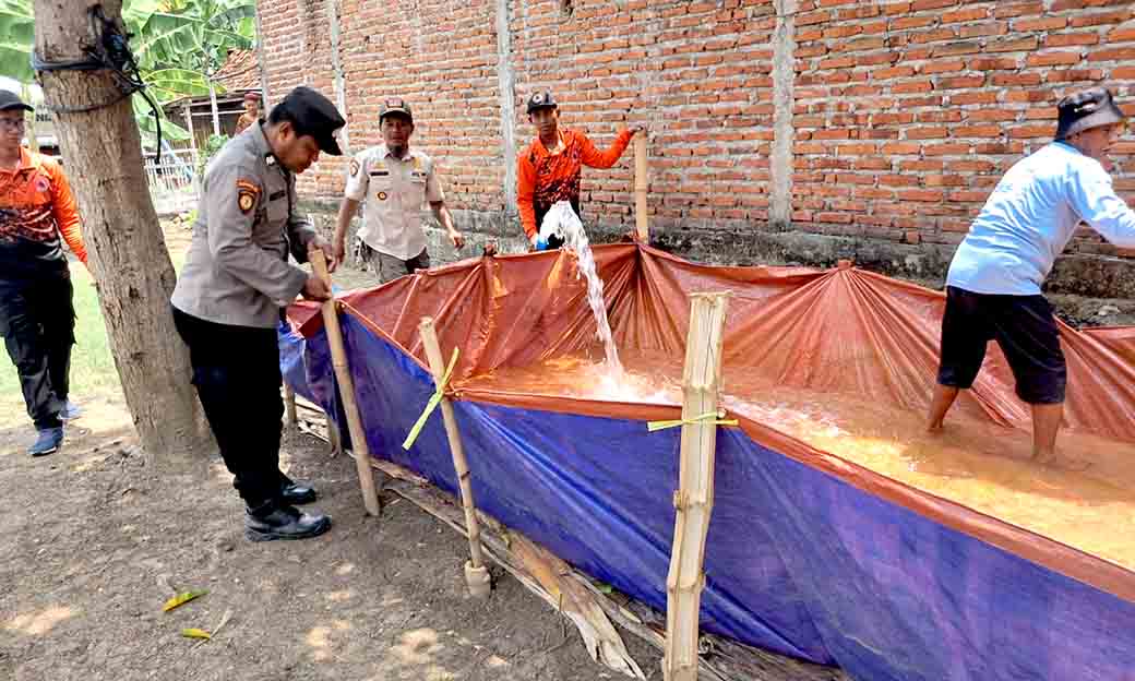 Kapolsek Kedungpring Monitoring Pendistribusian Bantuan Air Bersih