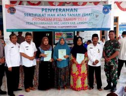 Kapolsek Laren Bersama Forkopimcam Menghadiri Penyerahan Sertifikat Masal di Desa Bulubrangsi Kecamatan Laren