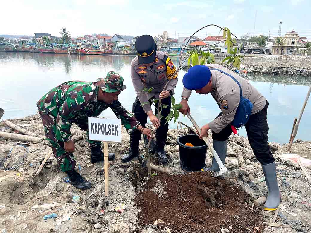 Kapolsek Paciran Laksanakan Penanaman Pohon Bersama Dalam Rangka Hut Tni Ke 79