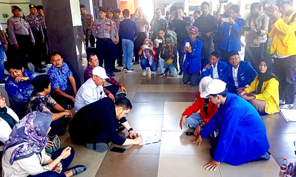 Ngawi Darurat Korupsi, Aliansi Bem Dan Pmii Gelar Unjuk Rasa Di Kantor Wakil Rakyat. Empat Poin Jadi Tuntutan Mahasiswa