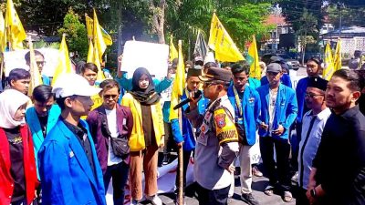 Ngawi Darurat Korupsi, Aliansi Bem Dan Pmii Gelar Unjuk Rasa Di Kantor Wakil Rakyat. Empat Poin Jadi Tuntutan Mahasiswa 2