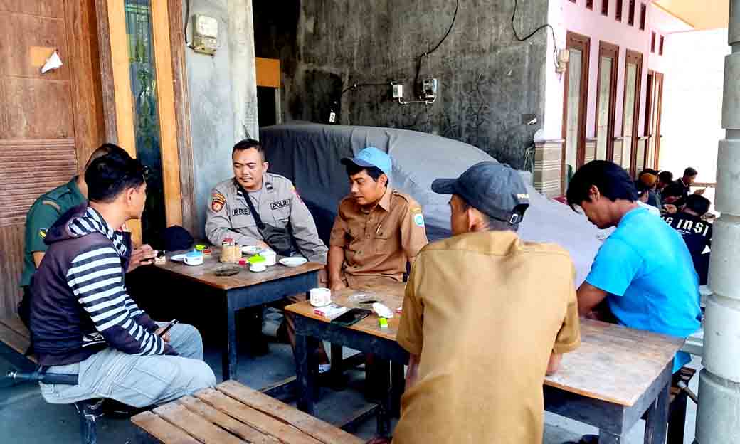 Petugas Jaga Melaksanakan Patroli Dialogis Dengan Masyarakat Agar Sama Sama Menjaga Khamtibmas