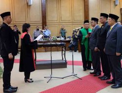 Pjs Bupati Sidoarjo Isa Ansori Hadiri Pengambilan Sumpah Janji Ketua dan Wakil Ketua DPRD Sidoarjo Periode 2024-2029