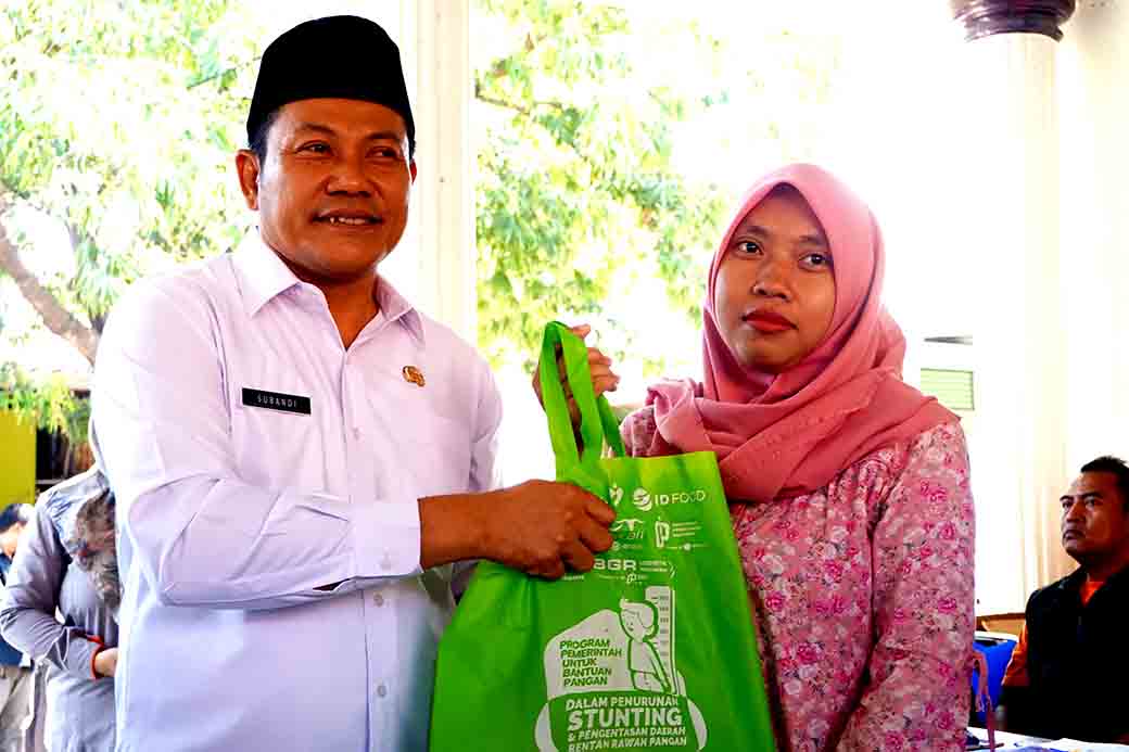 Plt. Bupati Serahkan Bantuan Pangan Secara Maraton Di 3 Kecamatan