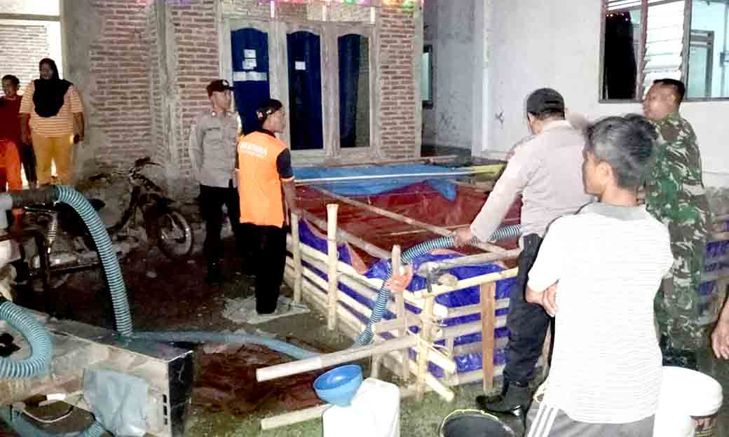 Polisi Kembali Salurkan Bantuan Air Bersih Untuk Warga Desa Jagir Ngawi