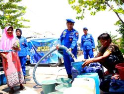 Polisi Peduli, Ditpolairud Polda Jatim Droping Air Bersih untuk Warga Mantup Lamongan