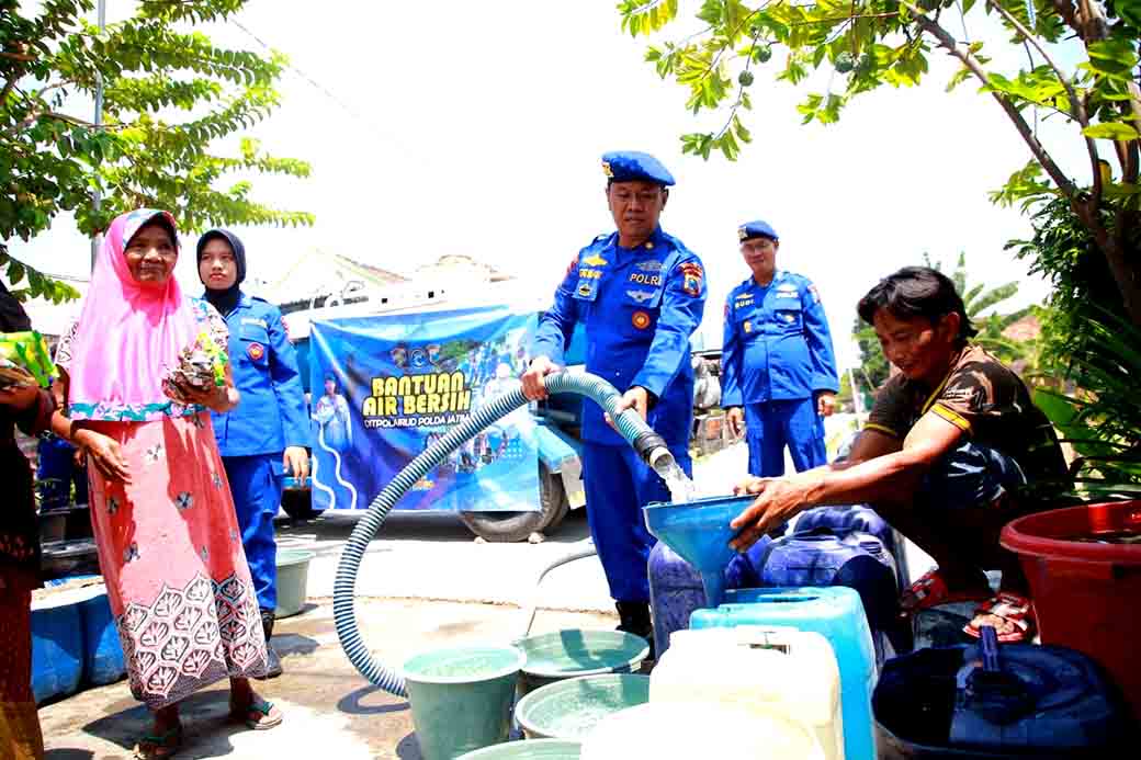 Polisi Peduli, Ditpolairud Polda Jatim Droping Air Bersih Untuk Warga Mantup Lamongan