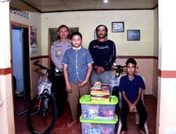 Polres Kediri Bantu Dua Anak Kembar Yatim Piatu di Wates, Hadiahi Sepeda dan Alat Salat