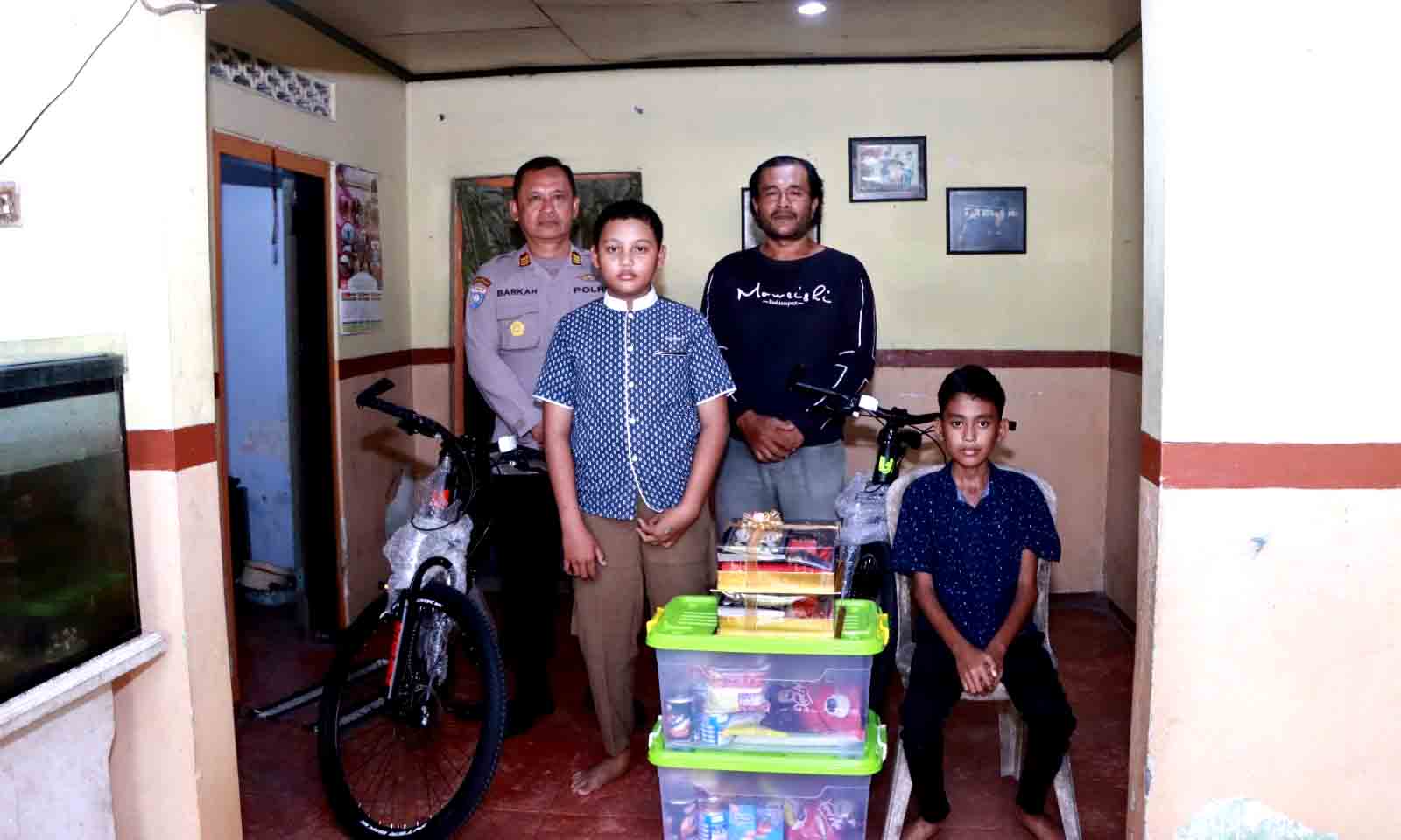 Polres Kediri Bantu Dua Anak Kembar Yatim Piatu Di Wates