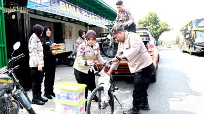 Polres Kediri Bantu Dua Anak Kembar Yatim Piatu Di Wates 2