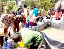 Polsek Kembangbahu dan Polsek Kedungpring Bantu Pendistribusian Air Bersih di Tengah Kekeringan