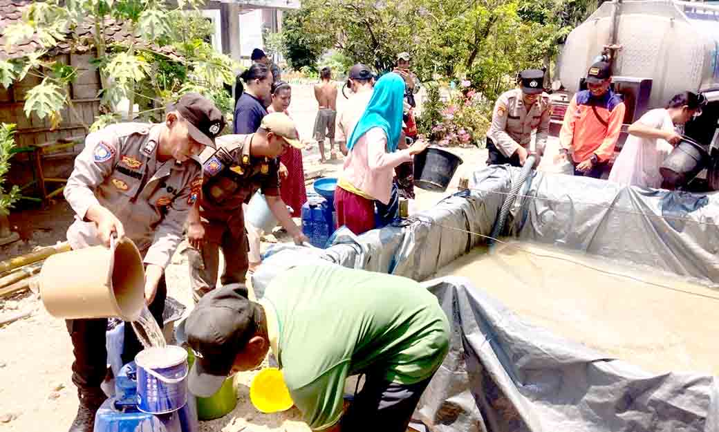 Polsek Kembangbahu Dan Polsek Kedungpring Bantu Pendistribusian Air Bersih