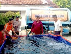 Polsek Lamongan Kota Salurkan Bantuan Air Bersih di Desa Sidomukti