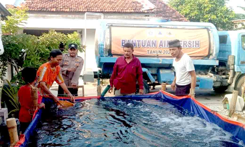 Polsek Lamongan Kota Salurkan Bantuan Air Bersih Di Desa Sidomukti