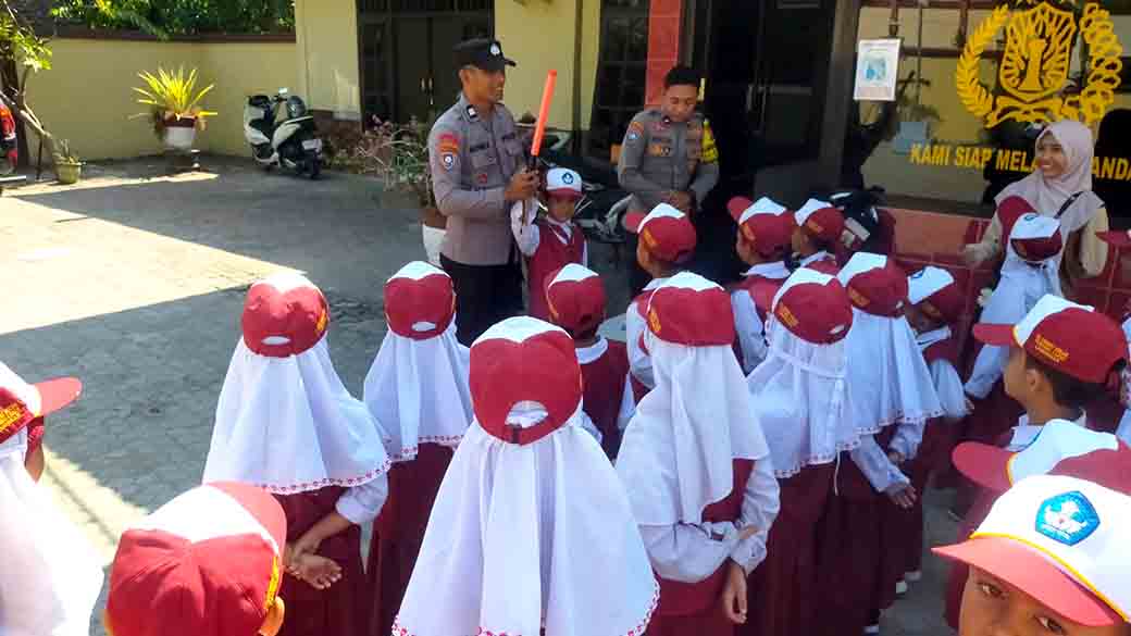 Polsek Laren Mendapat Kunjungan Sd Islam