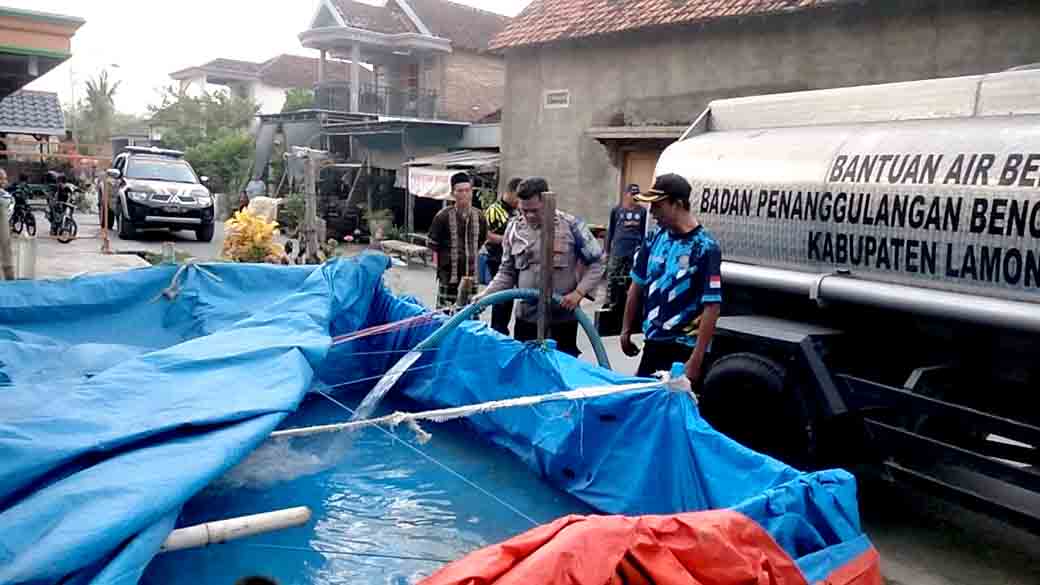 Polsek Mantup Dan Sambeng Salurkan Air Bersih Untuk Warga Terdampak Kekeringan