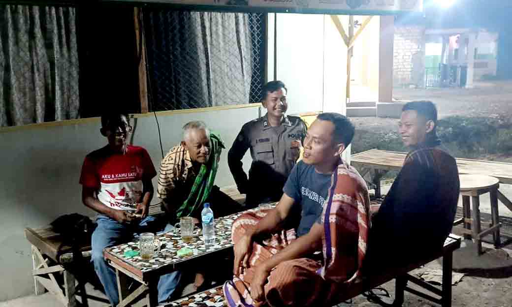 Polsek Sekaran Gelar Patroli Dialogis Serta Himbauan Kamtibmas Di Warung Kopi Di Wilayah Kecamatan Sekaran