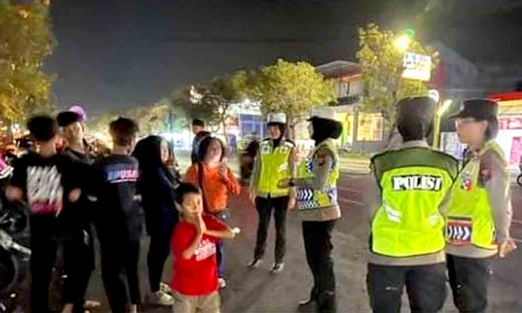 Polwan Polres Kediri Patroli Malam Minggu Ciptakan Situasi Aman Dan Kondusif