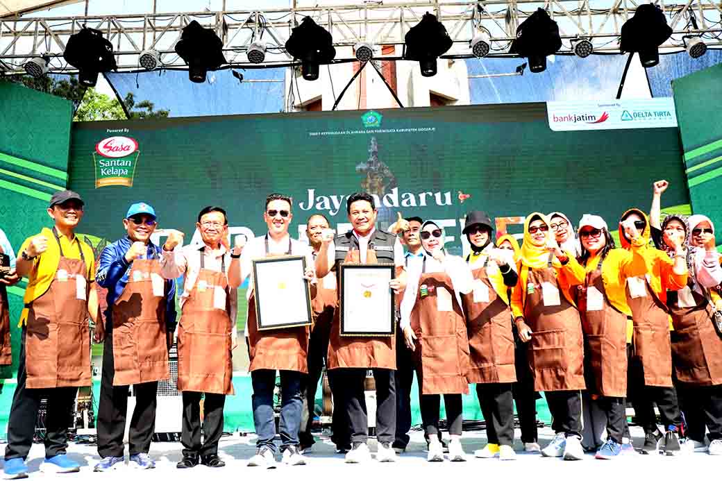 Sidoarjo Pecahkan Rekor Muri Dengan 1.500 Porsi Lontong Cecek Gratis