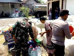 Sinergi Polres Lamongan dan Pemkab Lamongan Distribusikan Bantuan Air di Tengah Kemarau Panjang