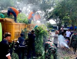 Sinergitas TNI-POLRI, Kapolsek Lamongan Kota Hadiri Apel Karya Bakti HUT TNI ke-79 dan Gotong Royong Bersihkan Sampah