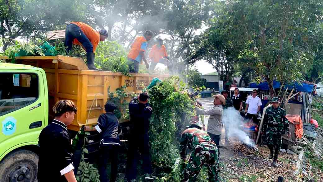 Sinergitas Tni Polri, Kapolsek Lamongan Kota Hadiri Apel Karya Bakti Hut Tni Ke 79 Dan Gotong Royong Bersihkan Sampah