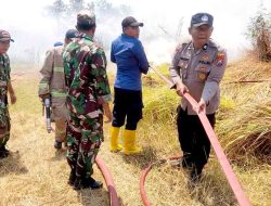 Sinergitas TNI POLRI dan Instansi Terkait Polsek Kembangbahu Bergotong Royong Padamkan Kebakaran Lahan Kosong