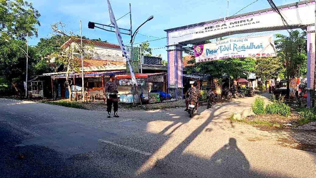 Anggo Polsek Sekaran Melaksanakan Commander Wish Di Depan Pasar Miru Kecamatan Sekaran